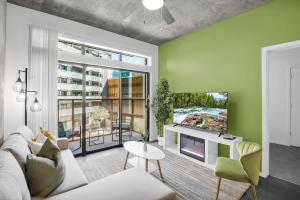 Centric 2BR In HEART of DTPHX Free Garage Parking