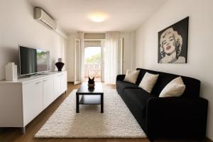 Blue wave apartment by the sea