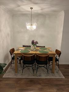 Wallington Green, near station, 30 min to London Bridge, 27 min to LDN Victoria