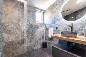 B luxury apt near beach w big terrace & sea view