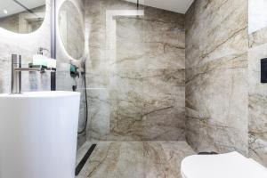 B luxury apt near beach w big terrace & sea view