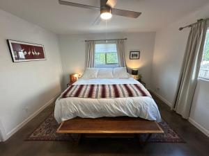 Royal Retreat - Cozy Luxe 2BR Near Downtown
