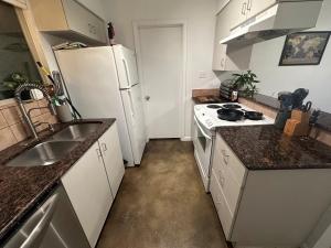 Royal Retreat - Cozy Luxe 2BR Near Downtown