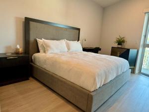 Silver Lake 1 Bedroom Condo Suite with Balcony and Parking