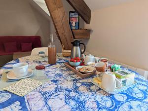 B&B / Chambres d'hotes Chambre d-hotes pour 2 avec salle d-eau privative et petit-dejeuner inclus - FR-1-590-464 : photos des chambres