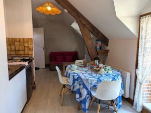 B&B / Chambres d'hotes Chambre d-hotes avec salle d-eau privative a Gidy - FR-1-590-491 : photos des chambres