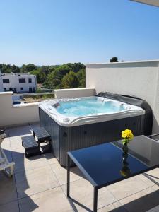 VillaMIA heated pool - jacuzzi-10 persons-boat tours - Luxury