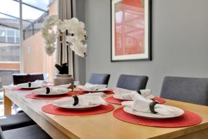 Beautiful 3 Bedroom Villa with Private Hot Tub, 10 mins to Disney!