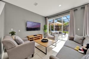 Beautiful 3 Bedroom Villa with Private Hot Tub, 10 mins to Disney!