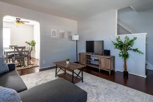 Relaxed 2BR Apt in Moraine with Office Space and Washer & Dryer