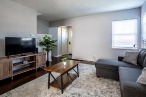 Relaxed 2BR Apt in Moraine with Office Space and Washer & Dryer