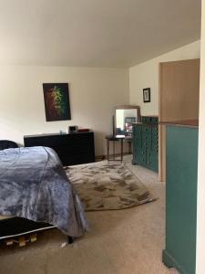 Cedar River 1 BR in 4 BR HOUSE
