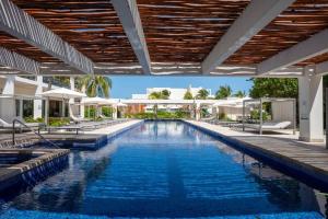 3BR Beachfront Luxury Condo w Great Features