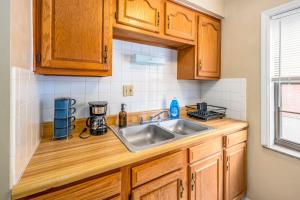 Paws & Peace Cozy 1BR Ground Flr Gem in Dayton