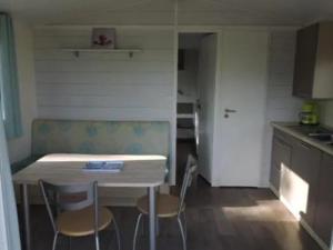 Campings Mobil home confortable avec terrasse pour 2 personnes - API-1-52-313 : photos des chambres