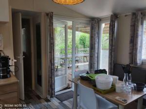 Campings Mobil home confortable pour 4 pers. avec terrasse - API-1-52-277 : photos des chambres