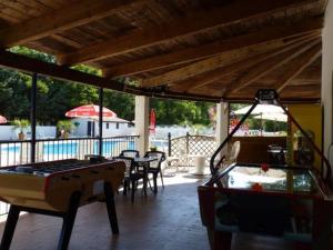 Campings Mobil-home confortable avec terrasse pour 4 personnes - API-1-52-413 : photos des chambres