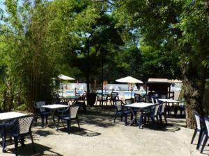 Campings Mobil-home confortable avec terrasse pour 4 personnes - API-1-52-413 : photos des chambres