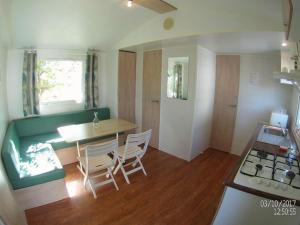 Mobil-home confortable avec terrasse - API-1-52-451