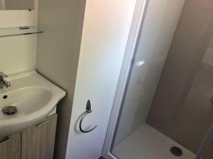 Campings Mobil-home 4 pers avec terrasse au camping Les Tournesols - API-1-52-489 : photos des chambres