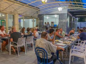 Campings Charmant Chalet avec Terrasse et 3 Chambres pour 6 Personnes - API-1-52-531 : photos des chambres