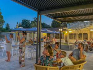 Campings Charmant Chalet avec Terrasse et 3 Chambres pour 6 Personnes - API-1-52-531 : photos des chambres