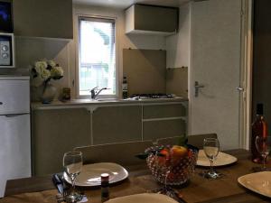 Campings Mobil-home confortable avec terrasse a Noves, jusqu-a 4 personnes - API-1-52-665 : photos des chambres