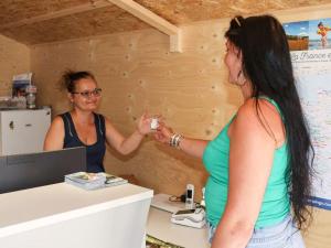 Campings Mobil Home 4 personnes avec terrasse aux Achards - API-1-52-649 : photos des chambres