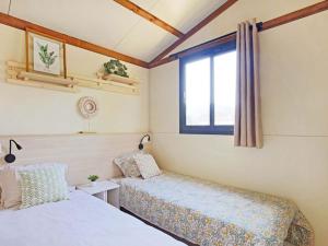Campings Chalet 35m² - 3 Chambres, Terrasse, Barbecue, 7 Pers. - API-1-52-515 : photos des chambres