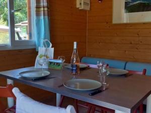 Campings Chalet confortable avec terrasse pour 4 personnes - API-1-52-593 : photos des chambres