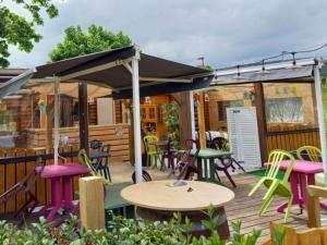 Campings Chalet confortable avec terrasse pour 4 personnes - API-1-52-593 : photos des chambres