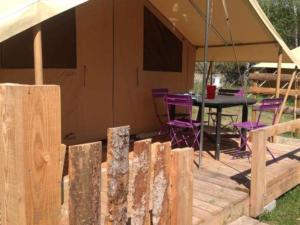 Campings Chalet confortable avec terrasse pour 4 personnes - API-1-52-593 : photos des chambres