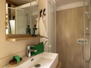 Campings Bungalow pour 4 avec Terrasse et Cuisine Equipee - API-1-52-705 : photos des chambres