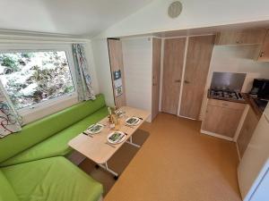 Campings Mobil home confortable avec terrasse pour 6 personnes - API-1-52-698 : photos des chambres
