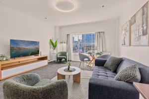 1 Bedroom Apartment with City Skyline Views