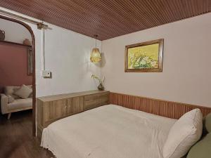 Peaceful Vietnamese - Style House, Yard & Bathtub