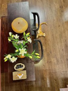 Peaceful Vietnamese - Style House, Yard & Bathtub