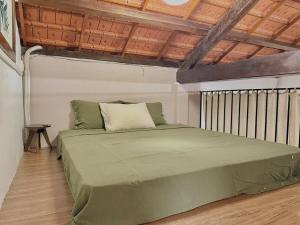 Peaceful Vietnamese - Style House, Yard & Bathtub