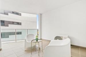 Central Apartment w Pool, Gym n Free Parking