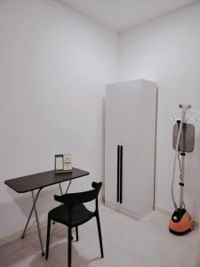 Netflix - City View Pano Studio with Skypool, Free parking and 5 mins to MRT