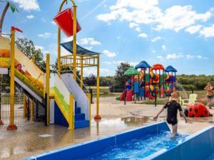 Campings Mobil-home avec terrasse pour 5 personnes, 2 chambres - API-1-52-791 : photos des chambres
