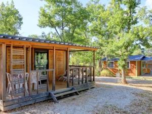 Campings Mobil-home confortable avec terrasse pour 5 personnes - API-1-52-779 : photos des chambres