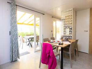 Mobil home spacieux avec terrasse pour 8 personnes - API-1-52-793