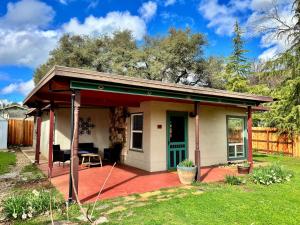 Sam's Place Mariposa - In Town!