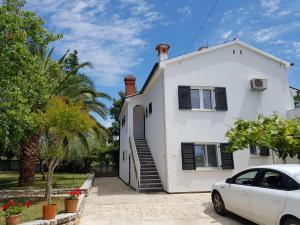 Villa Rosa with yard and childrens playground