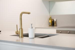 Modern CBD Stay w 2 Car Spaces,Super Central