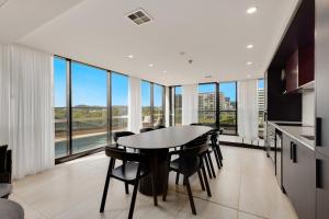 Modern CBD Stay w 2 Car Spaces,Super Central