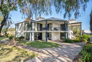 98 Steps to the Beach 2BR Coastal Getaway - 4hvězdičkové hotely ve městě Broadwater