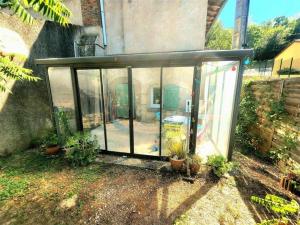 Charming brickyard cottage near a lock