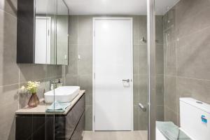 Prime 2BR Apt w Parking n Rooftop BBQ Near ANU